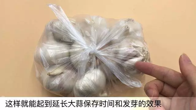 原來保存大蒜這麼簡單,放一年不乾癟不發芽,再也不用花大價買了