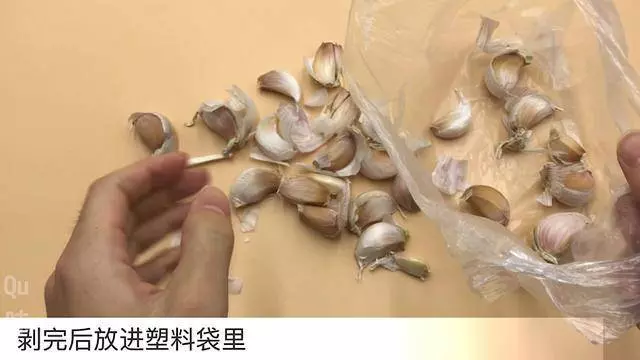 原來保存大蒜這麼簡單,放一年不乾癟不發芽,再也不用花大價買了