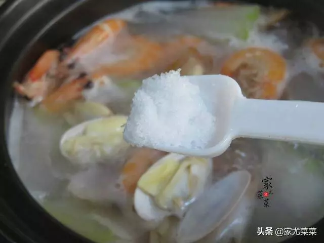 花甲別總是用來爆炒,試試這種夏天的家常湯做法,鮮美無沙無腥味