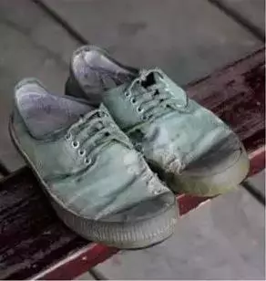 爸爸想不開跳下高樓,我得了全部財產!姐姐在一雙破舊的鞋裡發現了兇手!我崩潰了!