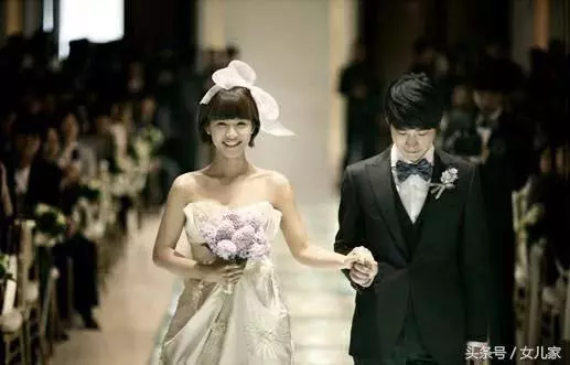 婆婆害我流產,老公提出離婚,我再婚時她送來「一個箱子」,我當場跪下!