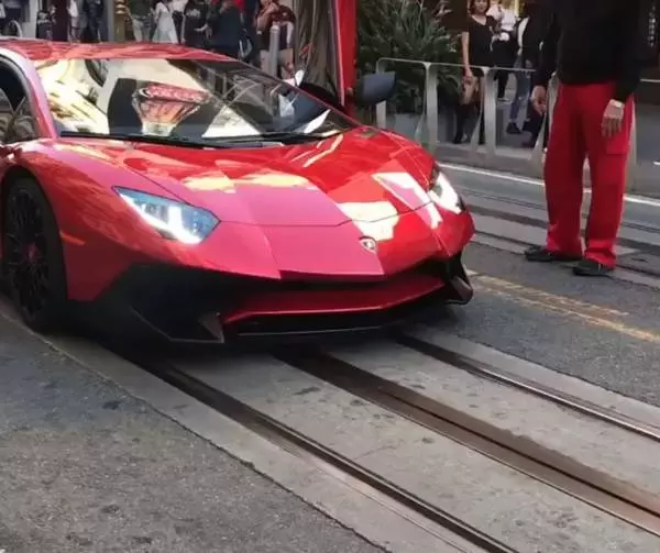 屁孩「狂踩1300萬藍寶堅尼」落跑!玩不過癮又回來!車主這次笑笑使出這招,讓他當場哭爹喊娘了!
