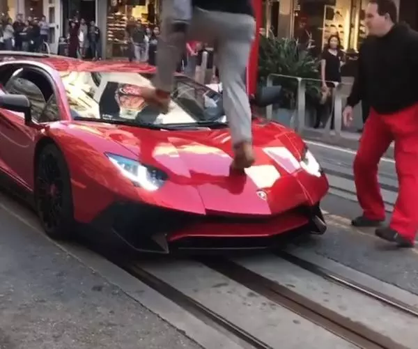 屁孩「狂踩1300萬藍寶堅尼」落跑!玩不過癮又回來!車主這次笑笑使出這招,讓他當場哭爹喊娘了!