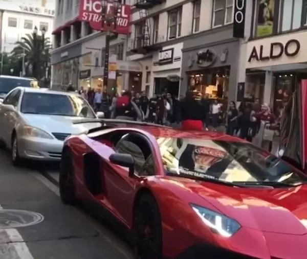 屁孩「狂踩1300萬藍寶堅尼」落跑!玩不過癮又回來!車主這次笑笑使出這招,讓他當場哭爹喊娘了!