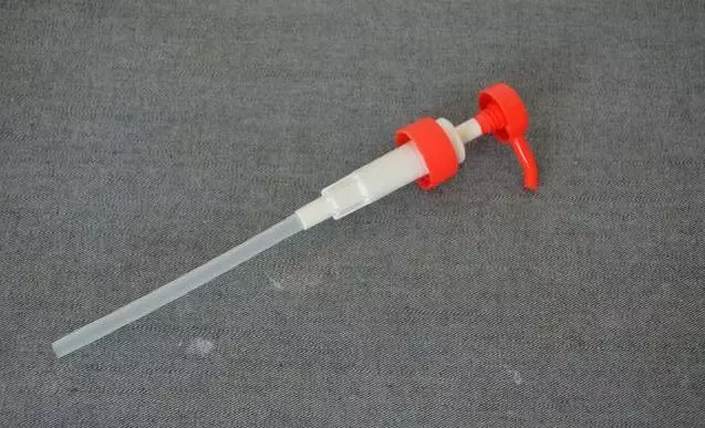 洗髮精用完「按壓噴頭」記得留下來!切掉管子「把頭貼在牆壁上」輕鬆省去不少麻煩事