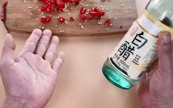 白醋倒在手心上搓一搓,真是太厲害了,解決很多家庭主婦困擾的難題