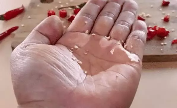 白醋倒在手心上搓一搓,真是太厲害了,解決很多家庭主婦困擾的難題