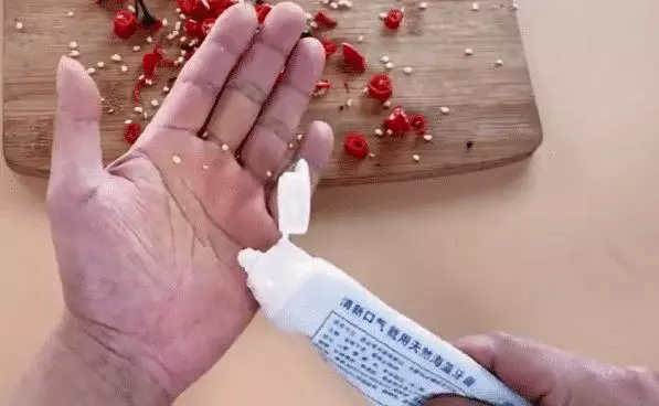 白醋倒在手心上搓一搓,真是太厲害了,解決很多家庭主婦困擾的難題