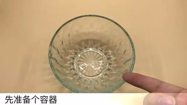 白醋倒在手心上搓一搓,真是太厲害了,解決很多家庭主婦困擾的難題