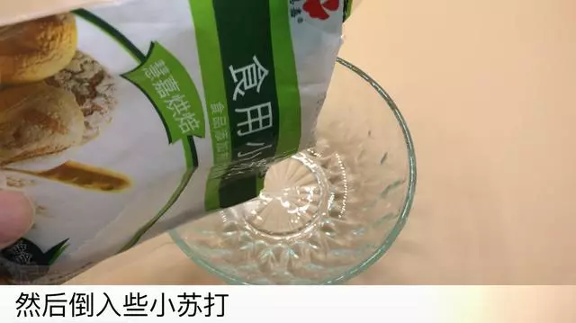 白醋倒在手心上搓一搓,真是太厲害了,解決很多家庭主婦困擾的難題