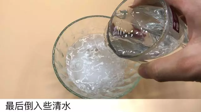 白醋倒在手心上搓一搓,真是太厲害了,解決很多家庭主婦困擾的難題
