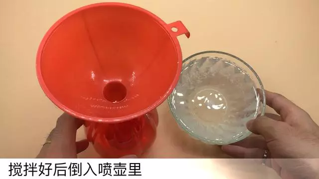 白醋倒在手心上搓一搓,真是太厲害了,解決很多家庭主婦困擾的難題