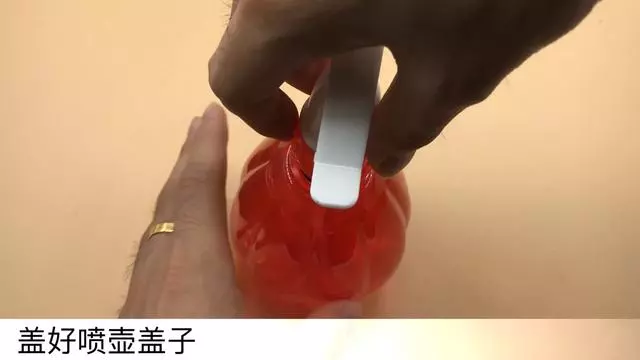 白醋倒在手心上搓一搓,真是太厲害了,解決很多家庭主婦困擾的難題