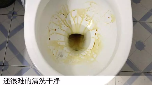 白醋倒在手心上搓一搓,真是太厲害了,解決很多家庭主婦困擾的難題