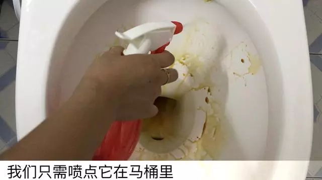 白醋倒在手心上搓一搓,真是太厲害了,解決很多家庭主婦困擾的難題