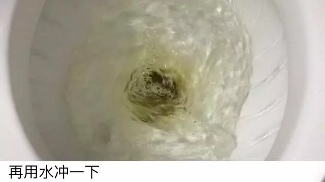 白醋倒在手心上搓一搓,真是太厲害了,解決很多家庭主婦困擾的難題