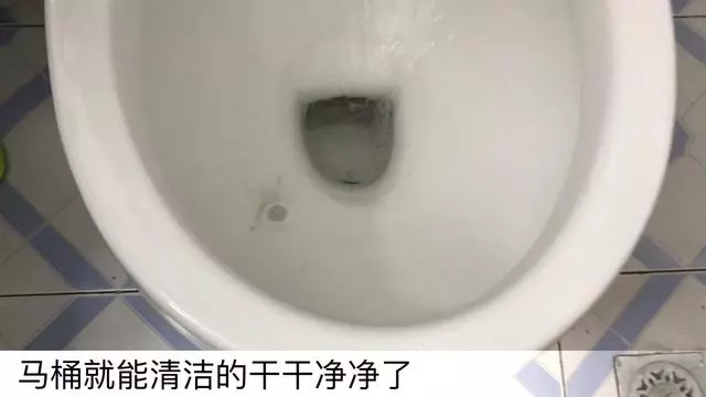白醋倒在手心上搓一搓,真是太厲害了,解決很多家庭主婦困擾的難題