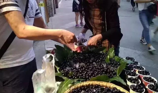 良心商販提醒:2種水果是人工合成的,含有大量添加劑,嚴重傷害身體,再饞也別吃了