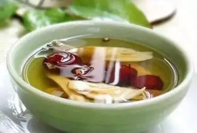 黃芪煮水加「1寶」,晚飯後喝幾口,一周後,氣血充足氣色好,女人越喝越年輕