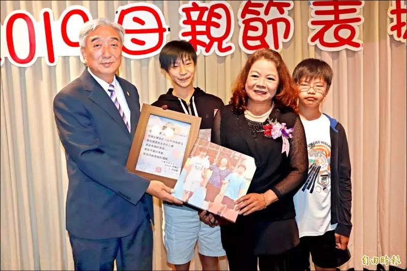 不是親生的母愛!單親媽媽「幫房客養2兒子」長達13年 哽咽喊「孩子不能沒有媽媽」再苦也甘願