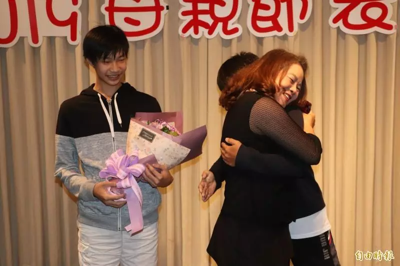 不是親生的母愛!單親媽媽「幫房客養2兒子」長達13年 哽咽喊「孩子不能沒有媽媽」再苦也甘願