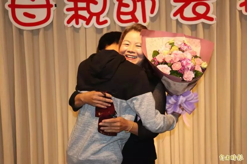 不是親生的母愛!單親媽媽「幫房客養2兒子」長達13年 哽咽喊「孩子不能沒有媽媽」再苦也甘願