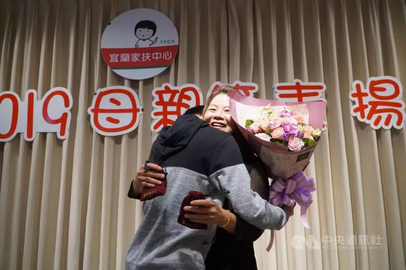 不是親生的母愛!單親媽媽「幫房客養2兒子」長達13年 哽咽喊「孩子不能沒有媽媽」再苦也甘願