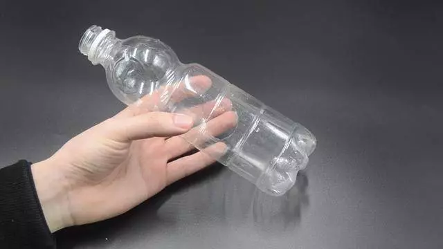 料瓶上穿一根繩子,放在衛生間一年省下不少錢,儘快告知身邊人