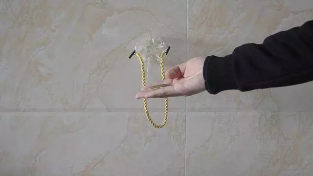 料瓶上穿一根繩子,放在衛生間一年省下不少錢,儘快告知身邊人