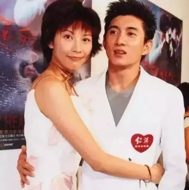 蔡少芬親生母親與婆婆近照,真是天差地別,網友:還是婆婆好!