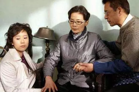 家婆改嫁後,我去探望她,回來老公給了我一張卡,裡面有15萬!