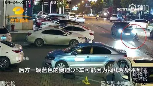 把馬路當成「我阿公買的」醬,白目男直接坐在馬路中間講電話! 慘被車子碾壓兩次!