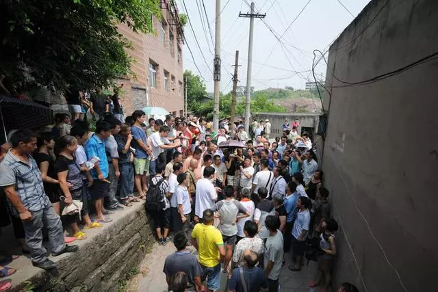 孩子被母親從五樓丟下,圍觀目擊者流淚滿面,寶貝,只要你活著!