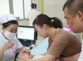 孩子被母親從五樓丟下,圍觀目擊者流淚滿面,寶貝,只要你活著!