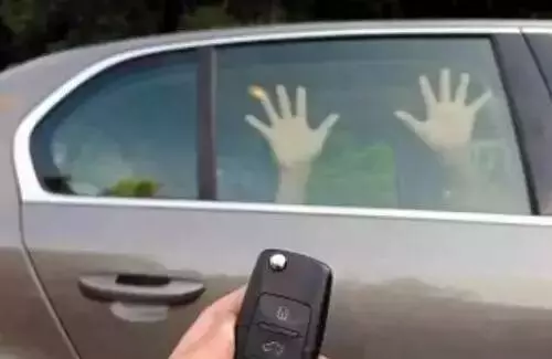 被鎖車中,不停按喇叭能自救!父母一定要告訴孩子!-預防走丟被騙,兒童安全
