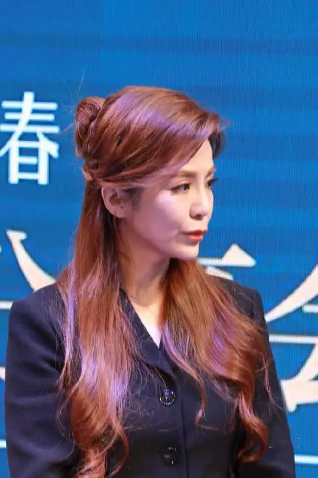 知名女主持朱迅近照風格大變,染黃髮瘦脫相還撞臉baby!