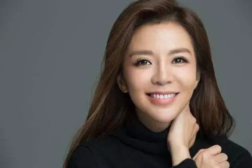 知名女主持朱迅近照風格大變,染黃髮瘦脫相還撞臉baby!