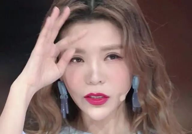 知名女主持朱迅近照風格大變,染黃髮瘦脫相還撞臉baby!