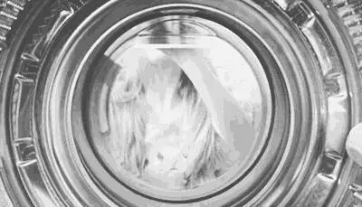 洗衣服時「衛生紙」忘了拿出來?教你一招,輕鬆去除衣服紙屑