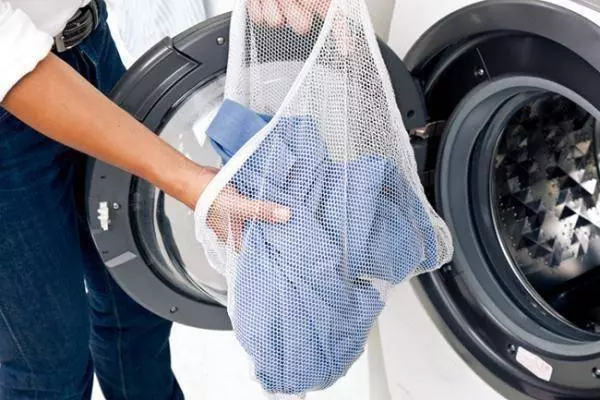 洗衣服時「衛生紙」忘了拿出來?教你一招,輕鬆去除衣服紙屑