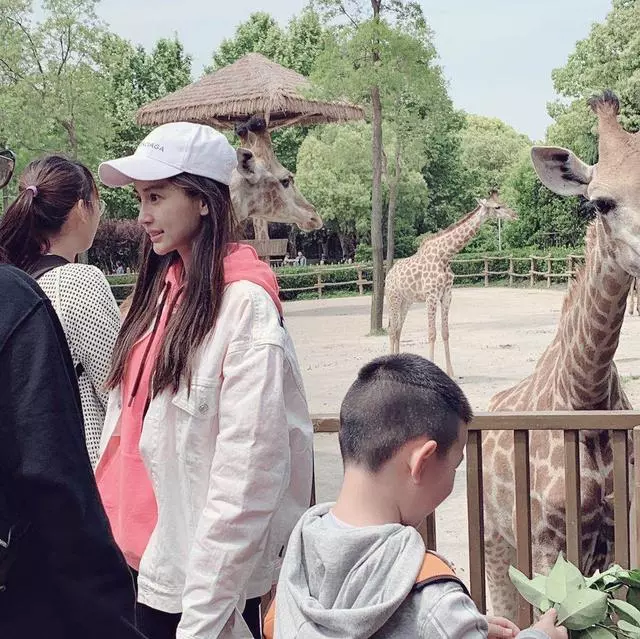 偶遇Baby攜兒子遊動物園,路人鏡頭下女神素顏很抗打!