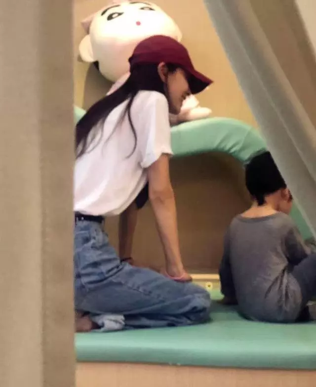 偶遇Baby攜兒子遊動物園,路人鏡頭下女神素顏很抗打!