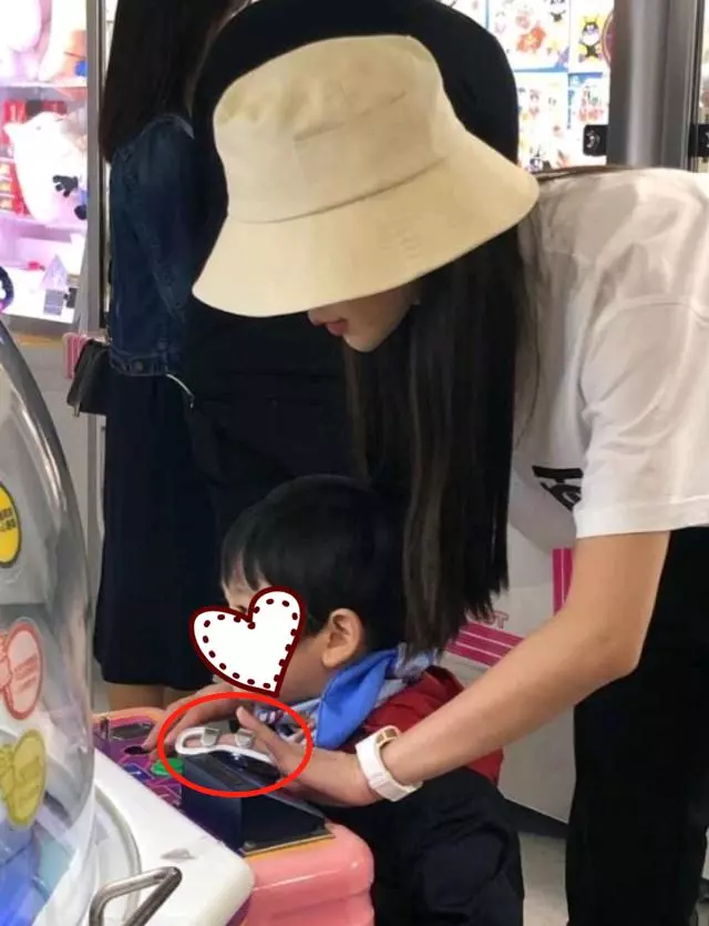 偶遇Baby攜兒子遊動物園,路人鏡頭下女神素顏很抗打!