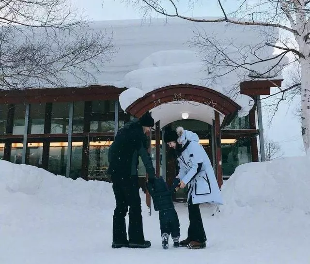 偶遇Baby攜兒子遊動物園,路人鏡頭下女神素顏很抗打!