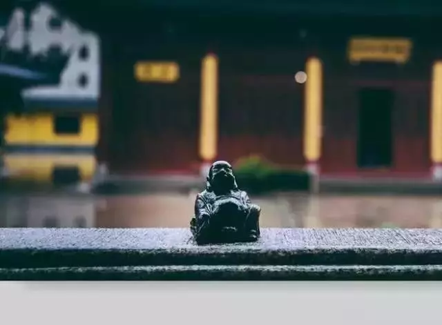 當人死了,奈何橋上經過的地方看醒了很多人