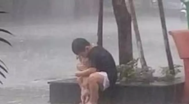 因搬家父母夜裡將狗狗扔下,次日5歲兒子找狗失蹤,看到他懷中狗,父母哭成淚人