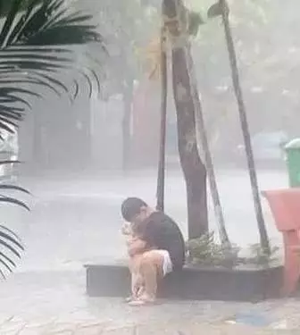 因搬家父母夜裡將狗狗扔下,次日5歲兒子找狗失蹤,看到他懷中狗,父母哭成淚人