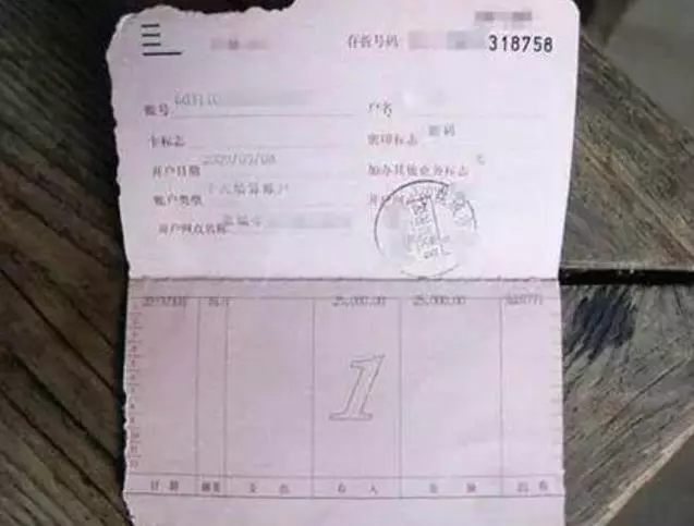 阿拉斯加剃毛變「小毛驢」憤怒拆家,主人魔性崩潰大笑:不就是給你剃毛了嗎