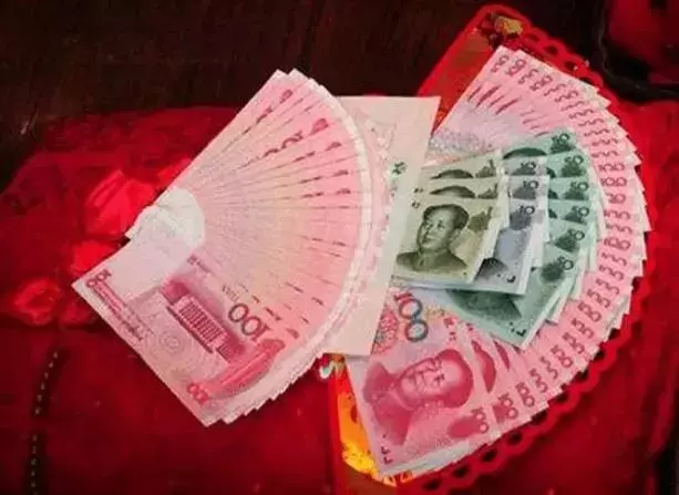 婚後一年,婆婆讓我把房子過給小叔子,我傻笑著搬走,隔天她哭了