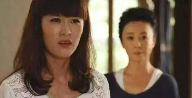 婚後一年,婆婆讓我把房子過給小叔子,我傻笑著搬走,隔天她哭了
